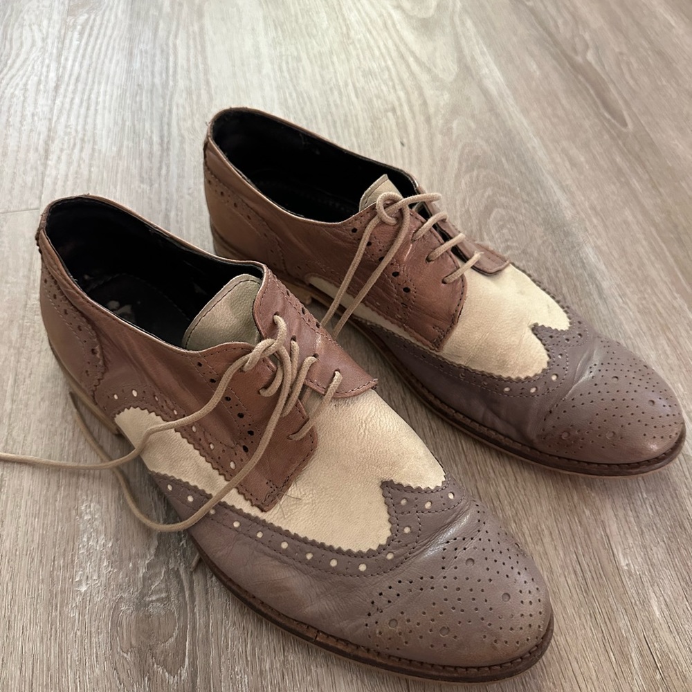 Men’s wingtip leather dress shoe